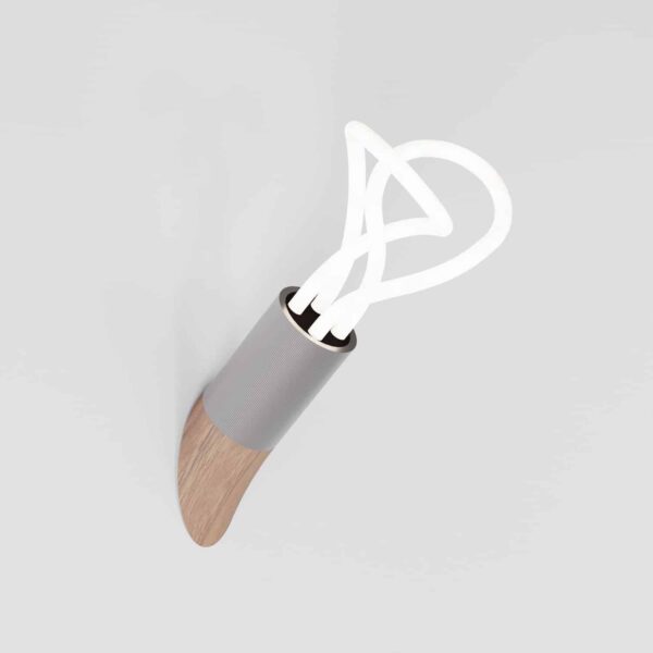 Frey - Riflet stål og Valnøtt Vegglampe