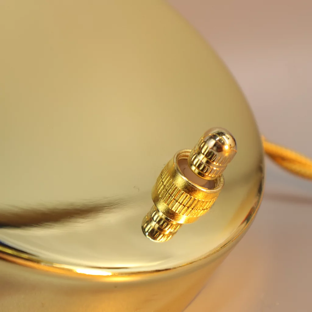 Kompakt mini-bryter til lampe. Vri - Messingfarget. 3A.